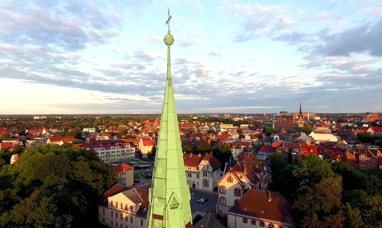 Ostern geht über den Kirchturm hinaus ....
